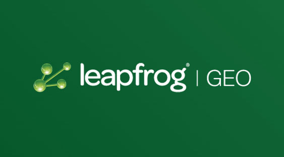 Software: Logo do Geo Leapfrog – Software de Modelagem Geológica 3D em um fundo verde com um design de estrutura molecular à esquerda, para compra na sua loja de software disponível favorita.